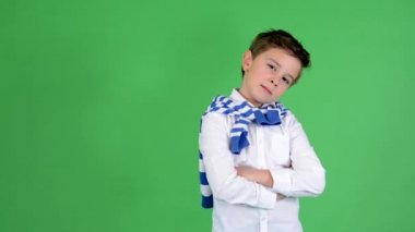 Başparmak sözleşmesi - yeşil ekran - studio gösterilen genç yakışıklı çocuk çocuk