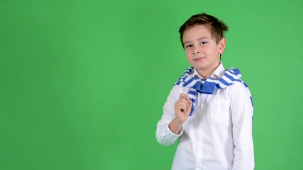 Niño guapo joven señala a la cámara - pantalla verde - estudio — Vídeo de stock