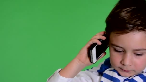 Giovane bel telefono bambino ragazzo con smartphone - schermo verde - primo piano - studio — Video Stock