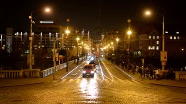 Prague, Çek Cumhuriyeti - 16 Mart 2015: gece şehir - arabalar ve insanlar yürürken, insanlar ile kentsel sokak - ışık