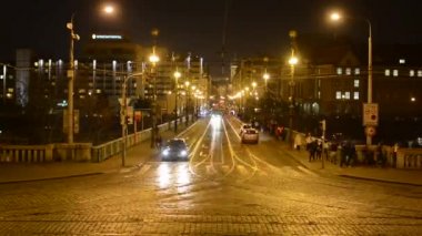 Prague, Çek Cumhuriyeti - 16 Mart 2015: gece city - arabalar ve insanlar - ışıklar - hızlı timelapse yürüyüş ile kentsel sokak