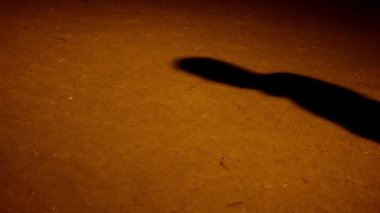 Gölge adam yolda - yürüyen adam