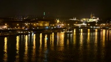 Gece şehir (bina) - Prag Kalesi (Hradcany) - araba ile kentsel sokak