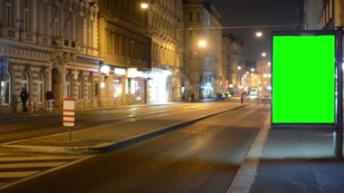 Billboard - yeşil ekran - gece city - kentsel sokak arabalar ile