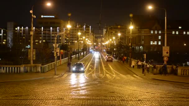 Prag, Tjeckien - 16 mars 2015: night city - urban street med bilar och människor gå - lights - timelapse — Stockvideo