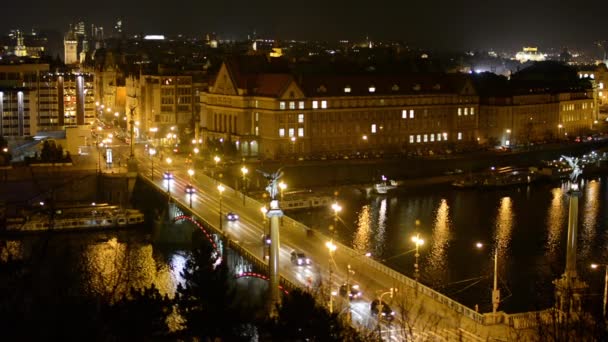 Natt - bridge och floden - urban stadsgata med bilar - byggnader - lampor — Stockvideo