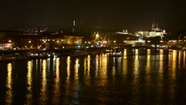 Ciudad nocturna (edificios) - Castillo de Praga (Hradjalá) - calle urbana con coches — Vídeo de stock