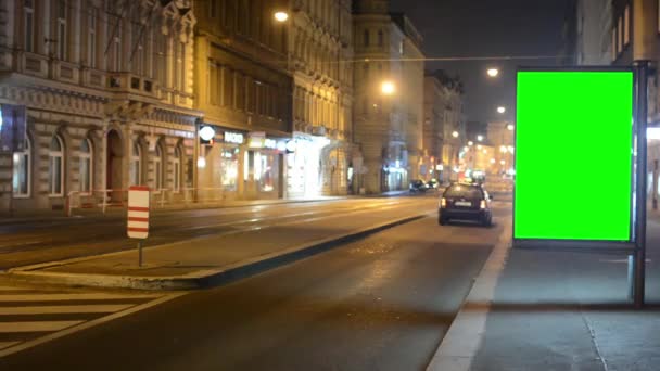 Prag, Tjeckien - 16 mars 2015: billboard - grön skärm - night city - urban street med bilar - timelapse — Stockvideo