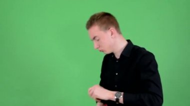 Bir ceket - studio - yeşil ekranda çalışan genç yakışıklı adam