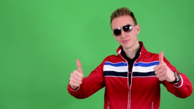 Yakışıklı delikanlı başparmak sözleşmesi - yeşil ekran - studio gösterilen