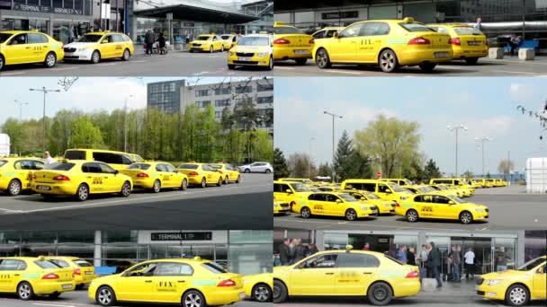 PRAGUE, REPÚBLICA CHECA - ABRIL 2014: montagem 4K (compilação) - Aeroporto de Praga - pessoas fora do aeroporto (edifício) com carros de táxi - parque de estacionamento com carros de táxi — Vídeo de Stock