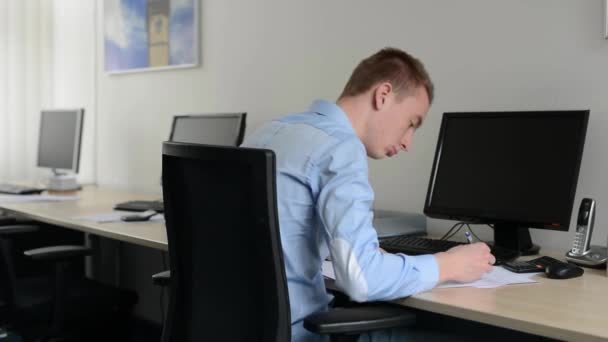 男はオフィスでデスクトップコンピュータ上で動作します - キーボードで入力 — ストック動画
