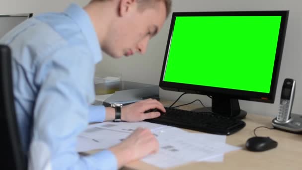 Man werkt op desktopcomputer in de Office-typen op het toetsenbord-groen scherm — Stockvideo