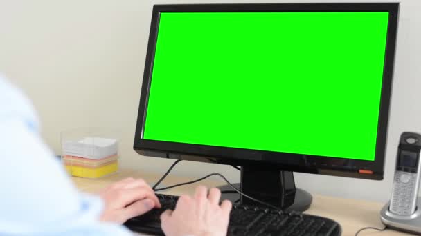 Adam ofiste masaüstü bilgisayarda çalışıyor - yeşil ekran - closeup — Stok video