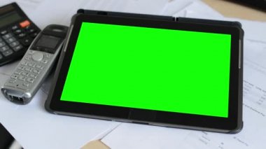 tablet - yeşil ekran - ofiste masada - hesap makinesi ile telefon