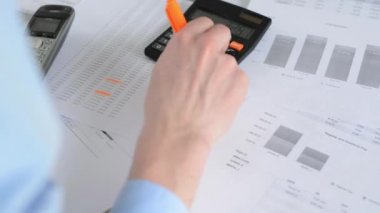 ofiste çalışan adam - vurgulayıcı ile kağıt üzerinde yazma - omuz üzerinden vuruldu