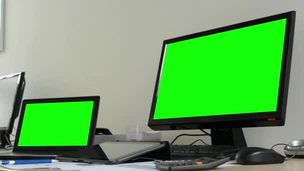 Desktop computer and laptop in the office - green screen - closeup — Stock Video