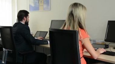 erkek ve kadın ofiste masada tek tek gitmek (işçi) - bilgisayar