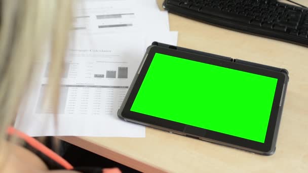 Junge attraktive Frau arbeitet im Büro am Tablet - Green Screen - Dokumente — Stockvideo