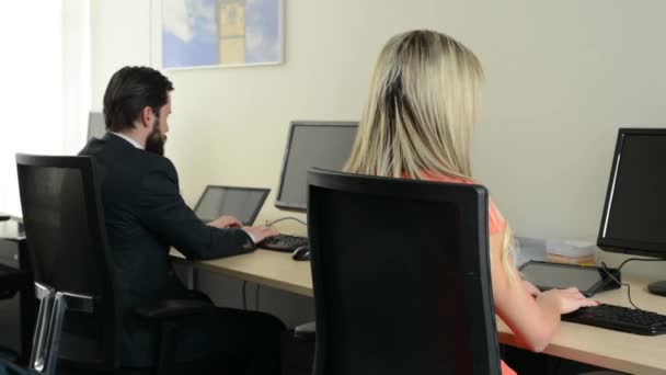 Uomo e donna che lavorano al computer in ufficio (lavoratori) - colpito alla schiena — Video Stock