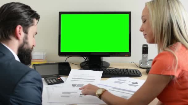 Femme et homme parlent de document dans le bureau écran vert ordinateur de bureau — Video