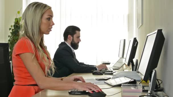 Γυναίκα και ο άνθρωπος εργάζονται σε επιτραπέζιο υπολογιστή και είναι θυμωμένος στο γραφείο (εργαζόμενοι) — Αρχείο Βίντεο