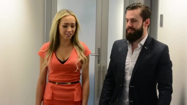 Uomo e donna d'affari che camminano in ufficio e parlano insieme - steadicam — Video Stock