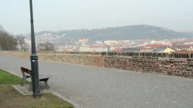 park (doğa) - yol - arka planda şehir - steadicam
