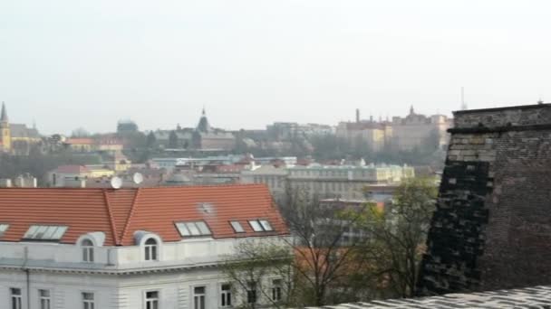 Panorama de prague (edificios - azotea) y parque (naturaleza) - camino - ciudad en el fondo - steadicam — Vídeo de stock