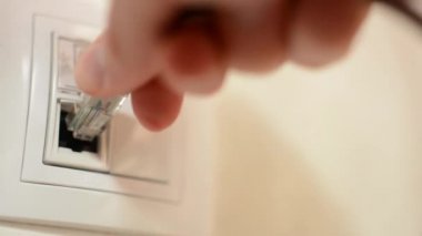 internet kablosunu duvardaki sokete bağlayın