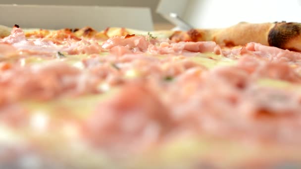 Pizza en caja - primer plano (detalle ) — Vídeos de Stock