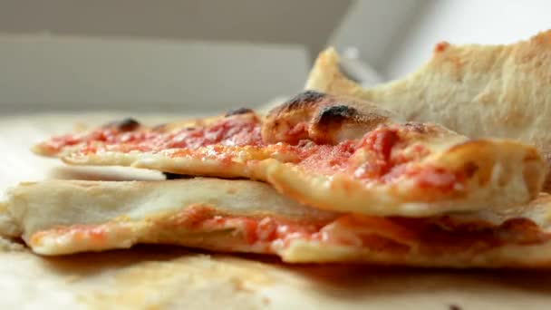 Man eats pizza leftovers from pizza box - closeup — Stock Video