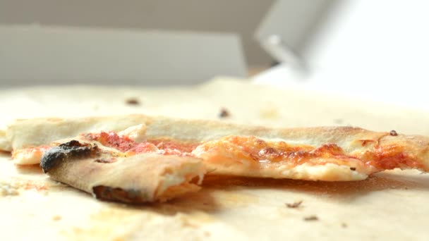 Restes de pizza s'accumulent dans la boîte à pizza - gros plan — Video