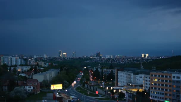 Ciudad nocturna - calle urbana con coches - luces - cielo oscuro - lapso de tiempo de puesta del sol — Vídeos de Stock