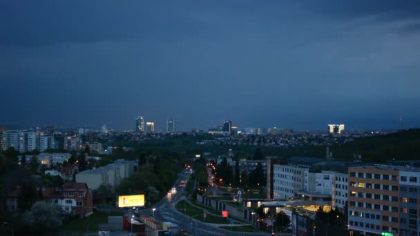 Noční městská ulice, s auty a světly-temné nebe-slunce — Stock video