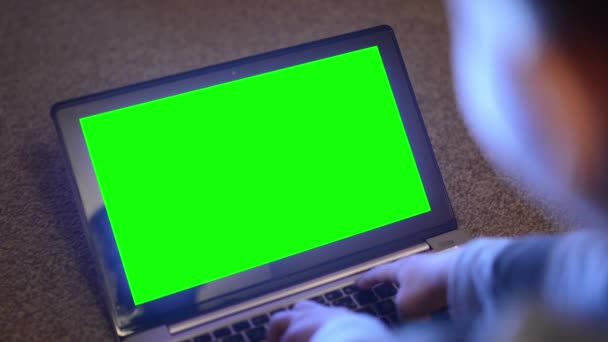 Dziecko (młody chłopak) pracuje na notebooku-zbliżenie laptop-zielony ekran-na ramieniu — Wideo stockowe