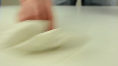 adam bir tablo temizler - closeup