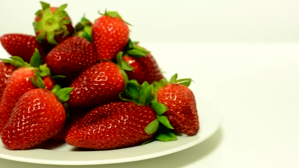 Fruits - strawberries - white background studio — Stock Video