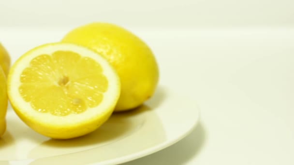 Фрукты - лимоны - белый фон студии — стоковое видео