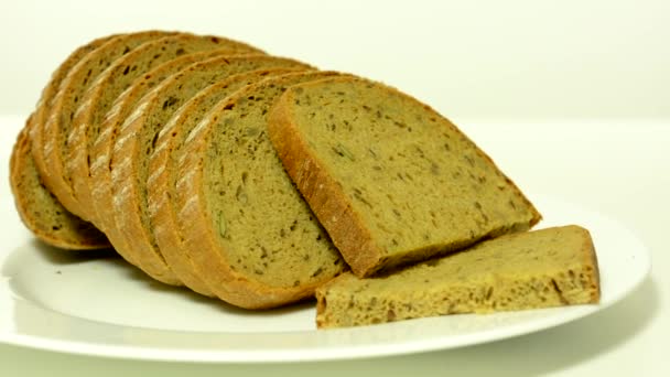Хлібобулочні вироби - скибочки хліба - студія білого фону — стокове відео