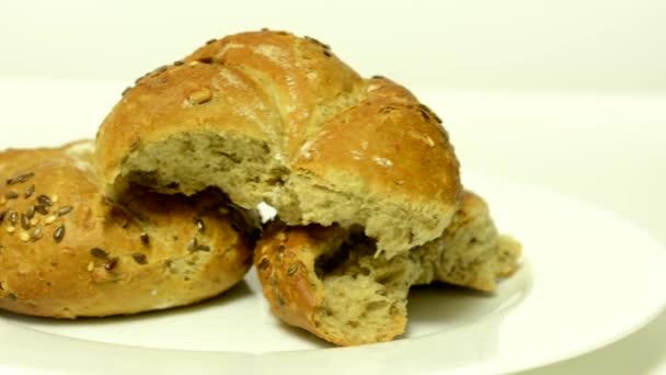 Хлебобулочный продукт - коричневый булочка - белый фон студии — стоковое видео
