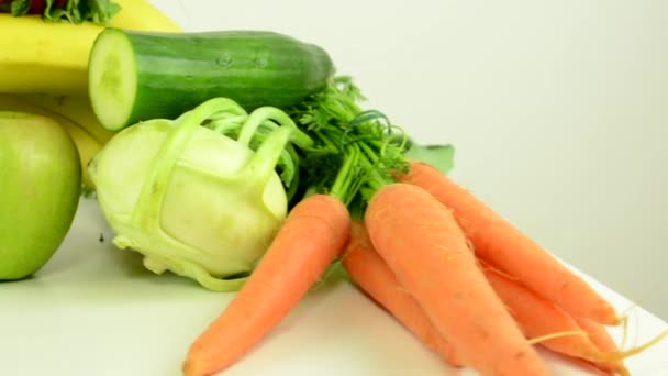 Alimentos saudáveis - legumes e frutas - estúdio de fundo branco - close-up — Vídeo de Stock