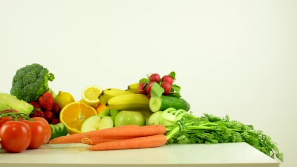 egészséges élelmiszer-zöldség és gyümölcs-fehér háttér Studio