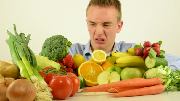 Férfi grimaces (ellenszenv)-egészséges élelmiszer-zöldség-és gyümölcs-fehér háttér stúdió — Stock videók