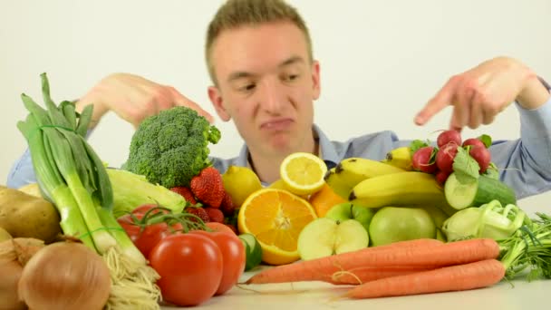 Man recommends healthy food - vegetables and fruits - white background studio — Stock Video