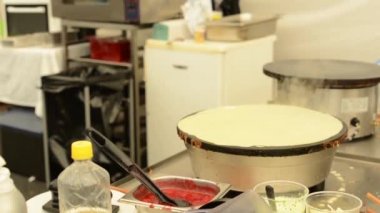 Prag, Çek Cumhuriyeti - 2 Mayıs 2015: şef bir gözleme hazırlar - buhar - kimse