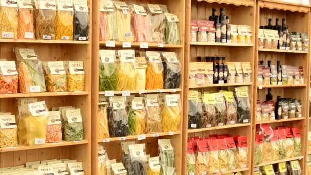 五颜六色的意大利面（橄榄油，面粉等）在袋在货架上 - 商店 - 可用作为背景 — 图库视频影像