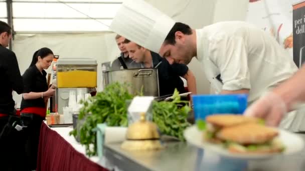 PRAGUE, REPÚBLICA CHECA - MAIO 2, 2015: chef prepara comida - chef cozinha na frigideira - sanduíche pronto para servir - garçons — Vídeo de Stock