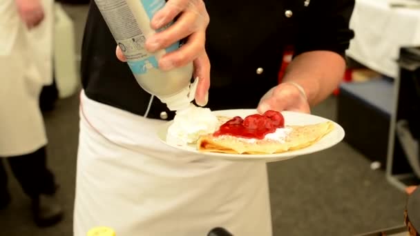 PRAGA, REPÚBLICA CHECA - 2 DE MAYO DE 2015: el chef prepara un panqueque (crema batida) y el camarero lleva las comidas a los clientes — Vídeos de Stock