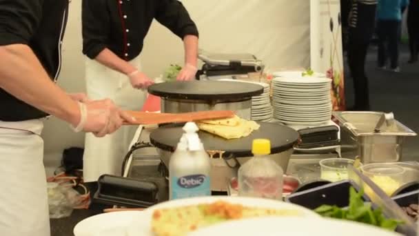 Praag, Tsjechische Republiek-2 mei 2015: chef bereidt een pannenkoek-afwerking — Stockvideo